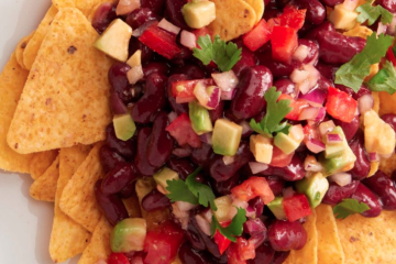 Nachos con vinagreta de aguacate y alubias rojas