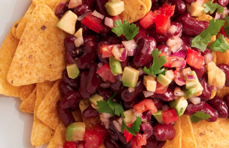 Nachos con vinagreta de aguacate y alubias rojas