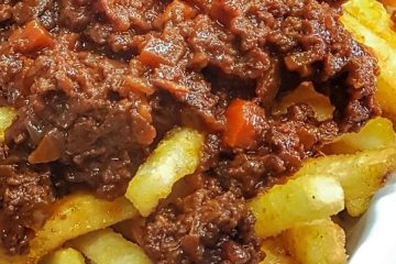 Patatas fritas con boloñesa sobrante de ayer