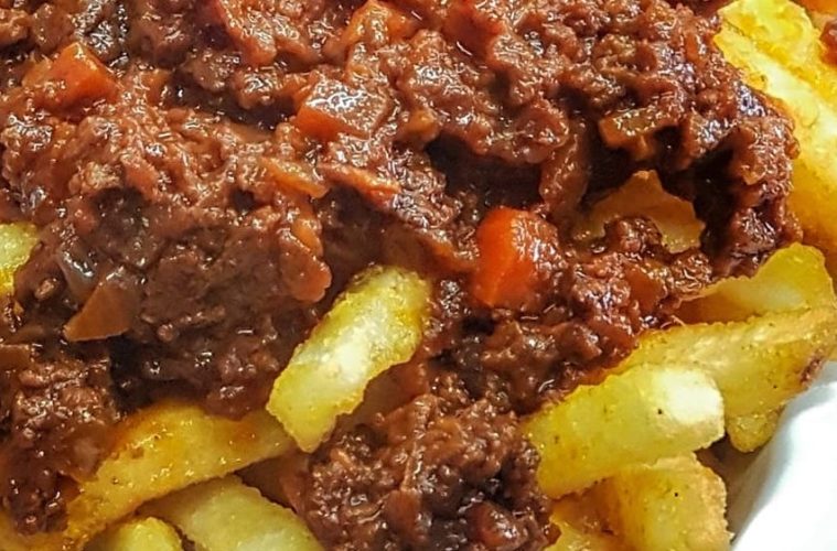 Patatas fritas con boloñesa sobrante de ayer
