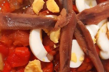 Pisto sobrante con huevo duro y anchoas