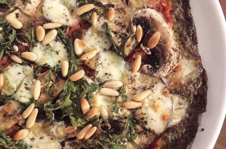 Pizza con base de masa fina de brócoli