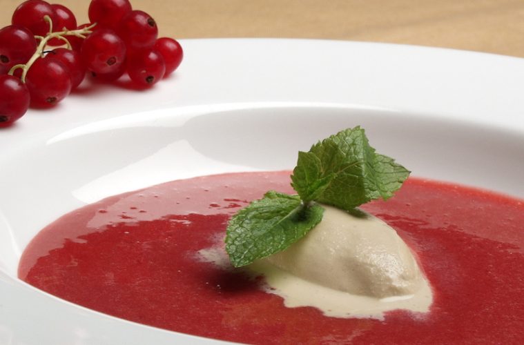 Sopa fría de frutos rojos con crema helada de miel