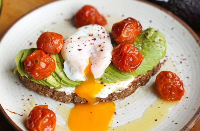 Tosta de aguacate y huevo pochado con tomatitos asados