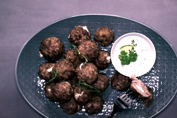 Albóndigas rellenas con restos de queso feta