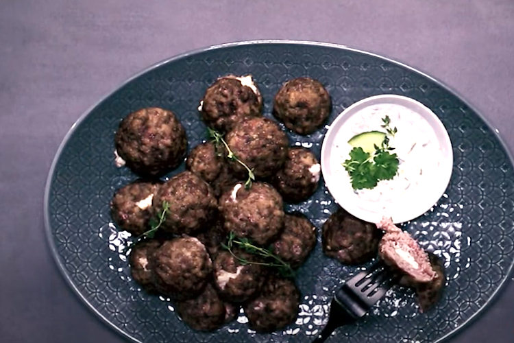 Albóndigas rellenas con restos de queso feta
