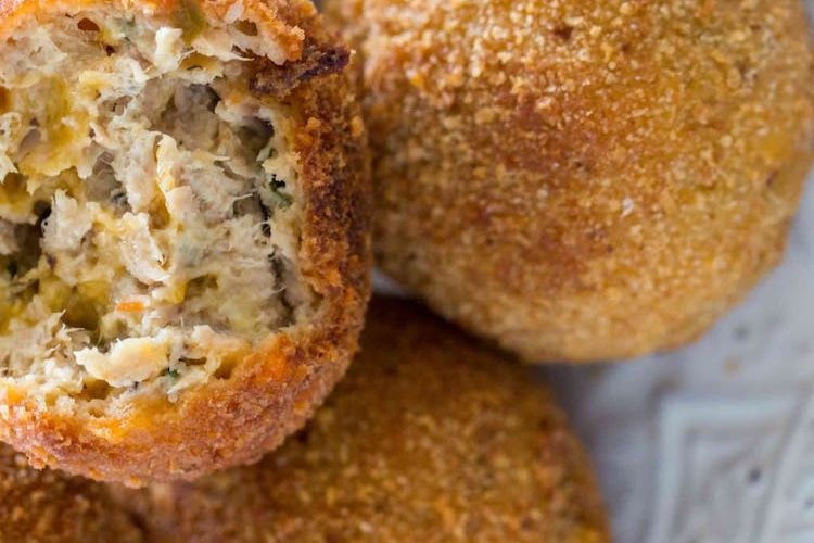 Bolas de atún y queso rallado olvidado por la nevera