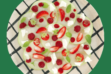 Carpaccio de manzana con feta y vinagreta de frutos rojos