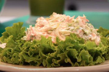 Ensalada de lechuga batavia con ensaladilla de pollo y zanahoria