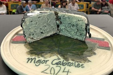 La subasta de Cabrales bate de nuevo su récord Guinness 36.000 euros por el queso ganador