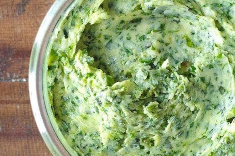 Mantequilla de hierbas aromáticas con restos de mantequilla olvidada por la nevera