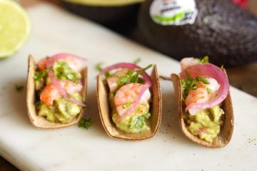 Tacos crujientes de guacamole con langostinos