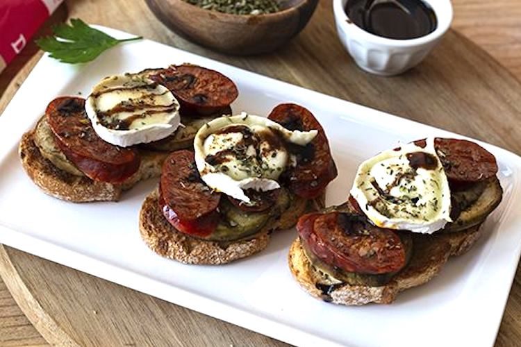 Tostas de berenjena, chorizo y queso de cabra