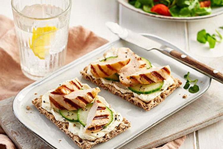 Tostas de pan de centeno con pollo, pepino y creso crema