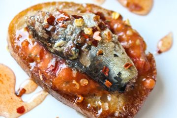 Tostas de tomate triturado sobrante con sardinas en conserva