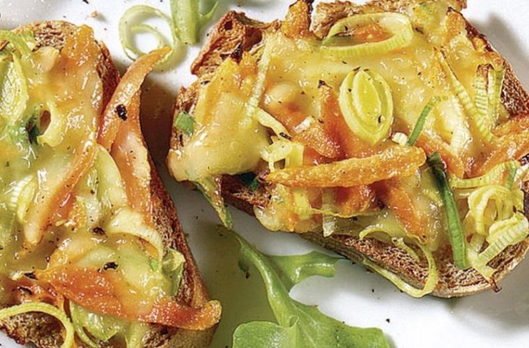 Tostas integrales de queso con verduras