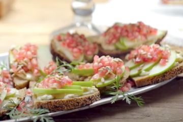 Canapés de queso azul, manzana y granada