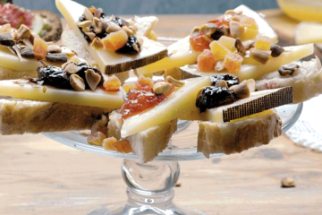 Canapés de queso curado, mermelada y frutos secos