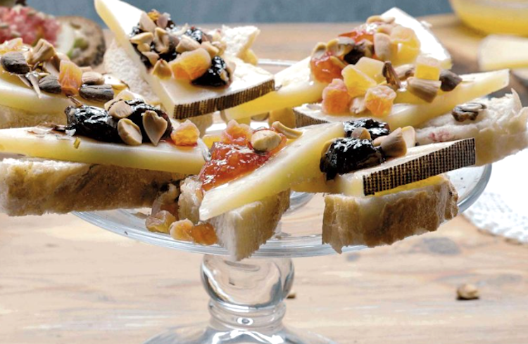 Canapés de queso curado, mermelada y frutos secos