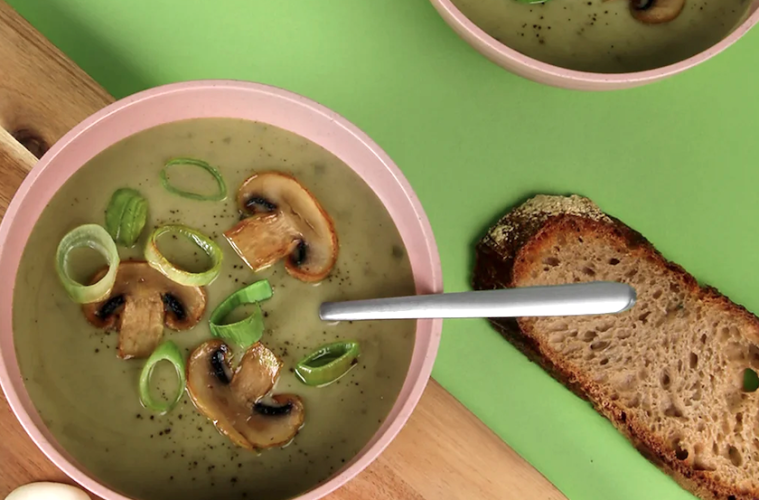 Crema de puerro con tropezones de champiñón salteado