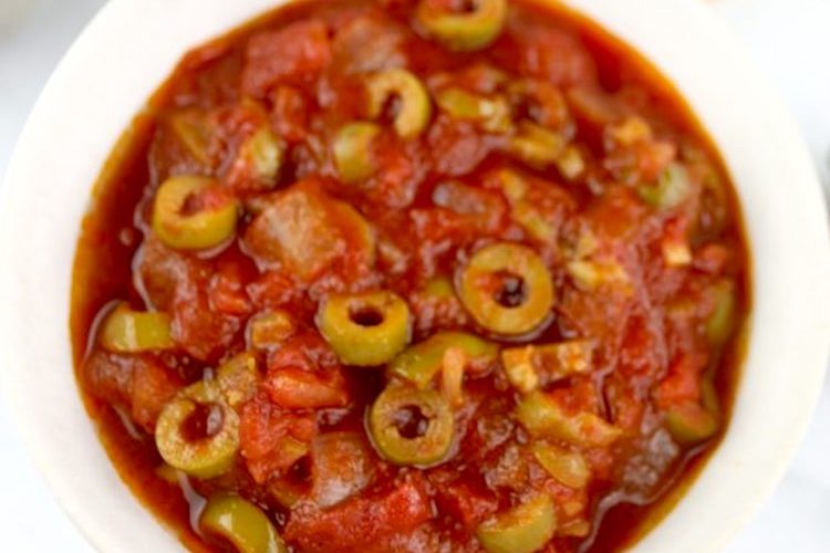 Dip mediterráneo de tomate y aceitunas