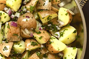 Ensalada con sobras de patatas asadas y huevos duros