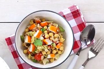 Ensalada de garbanzos sobrantes con palitos de cangrejo