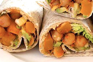Fajitas con sobras de garbanzos, yogur y pepino