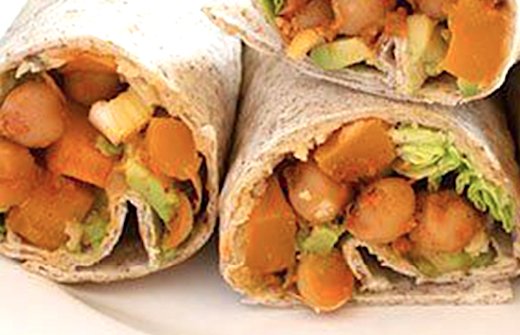 Fajitas con sobras de garbanzos, yogur y pepino