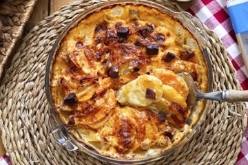 Patata y boniato con besamel, chorizo y queso