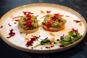 Queso majorero con guacamole y tartar de remolacha
