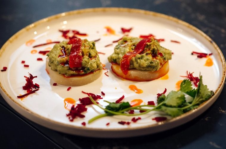Queso majorero con guacamole y tartar de remolacha