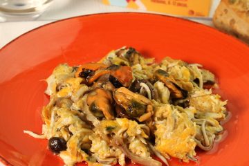 Revuelto de huevos, gulas, champiñones y mejillones en escabeche en conserva