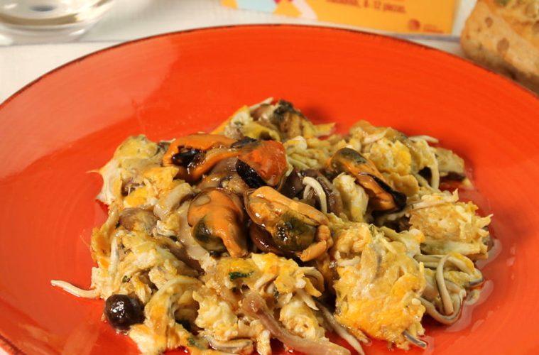 Revuelto de huevos, gulas, champiñones y mejillones en escabeche en conserva
