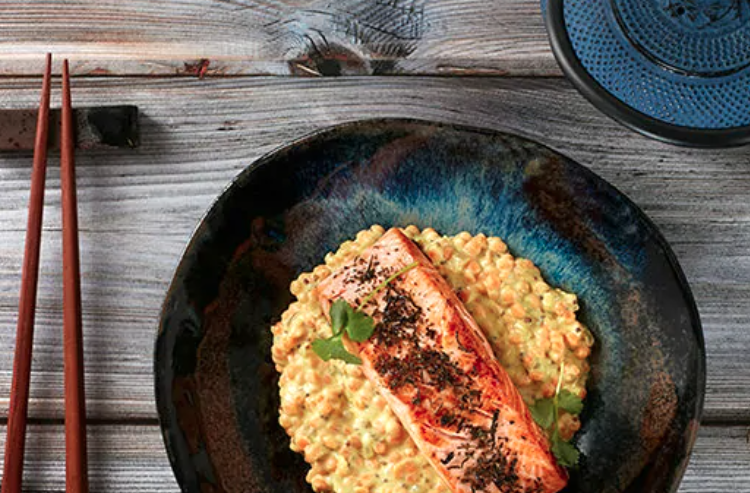 Salmón al té verde con curry de lentejas