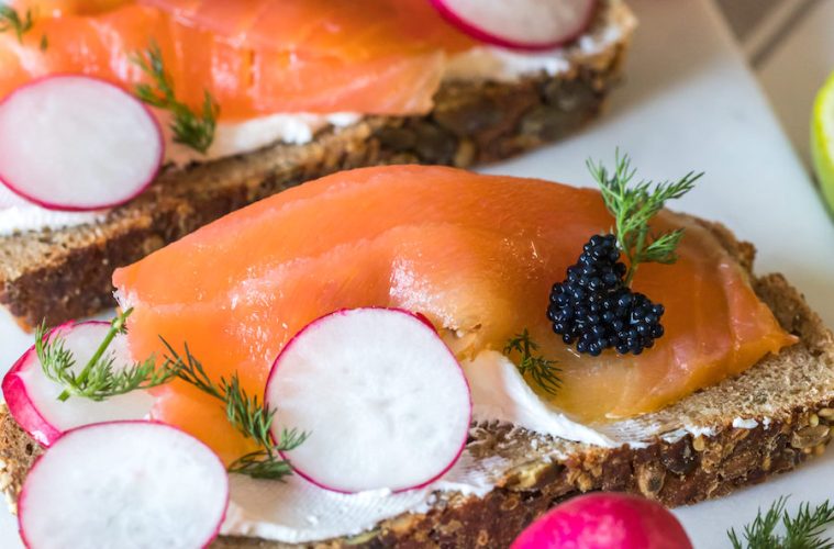 Smorrebrød con huevos revueltos, salmón y queso crema