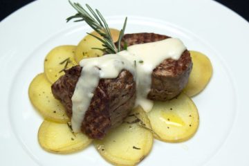 Solomillo de cerdo con salsa de queso azul olvidado por la nevera