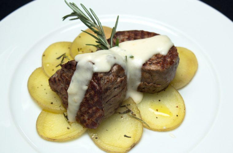 Solomillo de cerdo con salsa de queso azul olvidado por la nevera