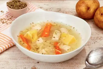 Sopa de pollo con sopa de sobre y pollo sobrante
