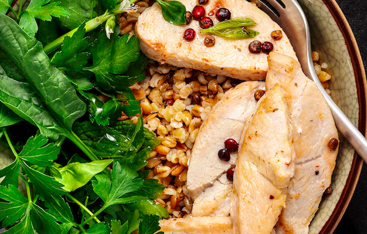 Bol de pollo o pavo sobrante con espelta