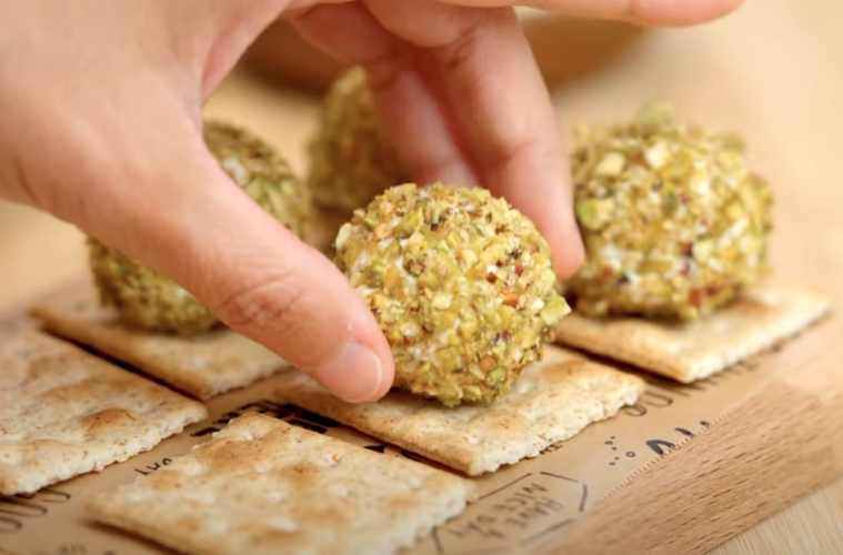 Bolitas de queso con pistachos