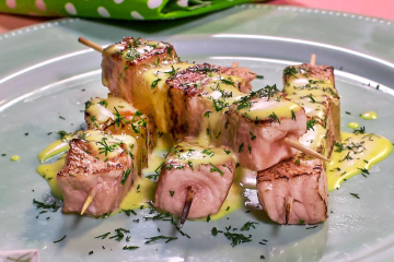 Brochetas de salmón con salsa holandesa cítrica