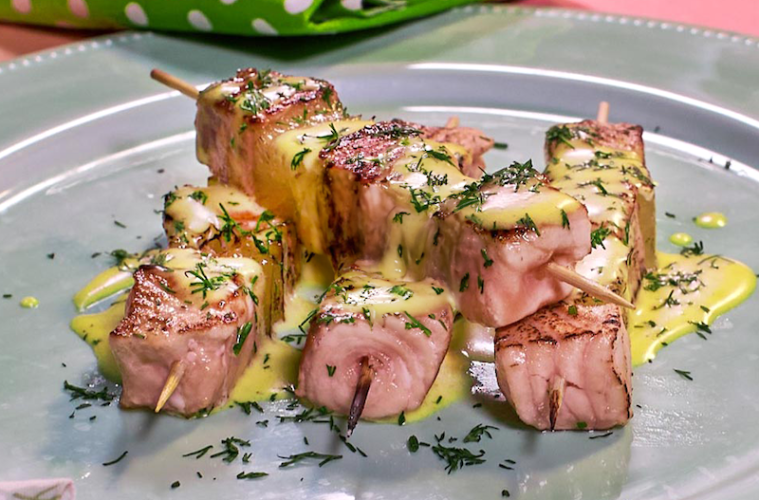 Brochetas de salmón con salsa holandesa cítrica