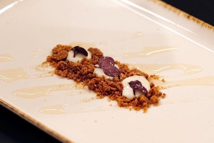 Cremoso de Idiazabal con crujiente de galleta y sirope de arce