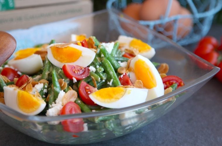 Ensalada de judías verdes, queso feta y huevos cocidos
