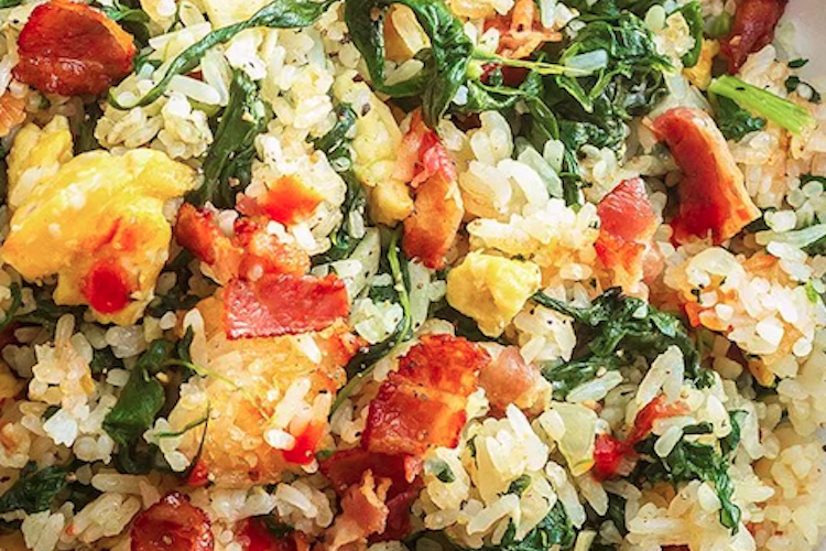 Espinacas con arroz sobrante, huevo revuelto y bacon