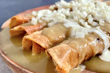 Flautas de pollo en salsa verde
