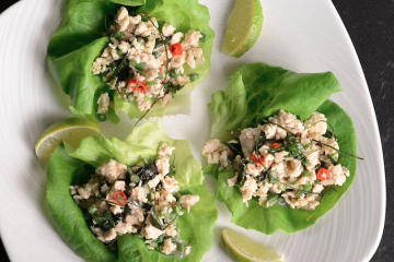 Hojas de lechuga con ensalada tailandesa de pollo