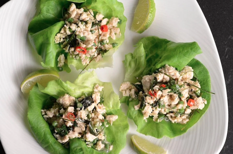 Hojas de lechuga con ensalada tailandesa de pollo