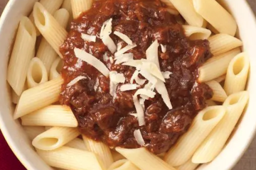 Pasta con carne guisada sobrante